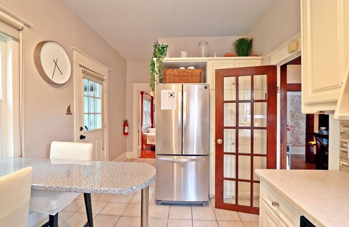 Queenston House | Mist & Vine Century Cottage at Niagara Canada