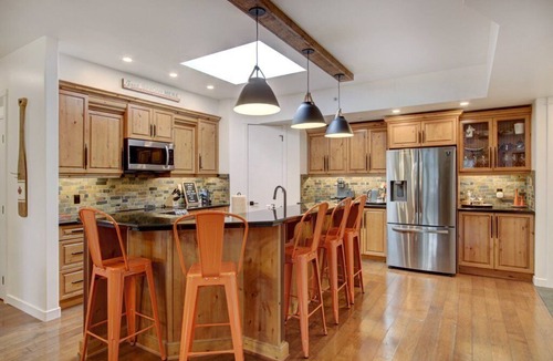 Town Centre Condo | Mistaya Suite | Stylish Downtown Penthouse