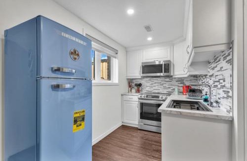 Cambridge Apartment | Modern 1 Bedroom + Den in Cambridge