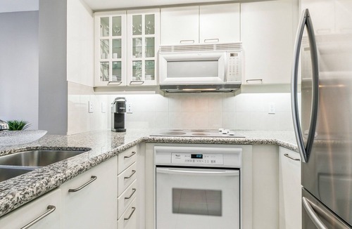 Downtown Toronto Apartment | Modern 1-BR Condo DT Toronto