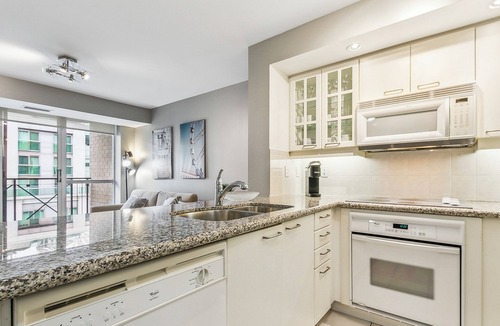 Downtown Toronto Apartment | Modern 1-BR Condo DT Toronto
