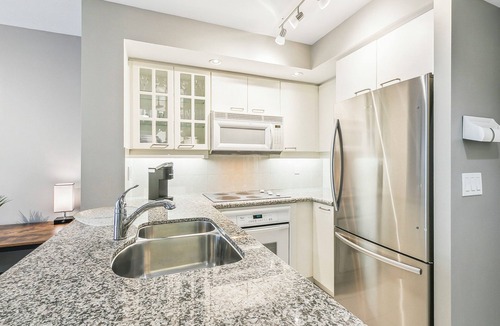 Downtown Toronto Apartment | Modern 1-BR Condo DT Toronto