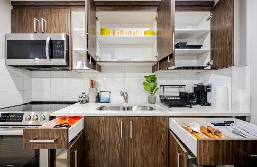 Northwest Calgary House | Modern 1BR Suite Sleeps 3-4 in Near YYC Calgary Airport