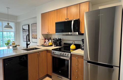 Downtown Vancouver Apartment | Modern 2-Bed, 2-Bath Urban Oasis in Downtown Vancouver
