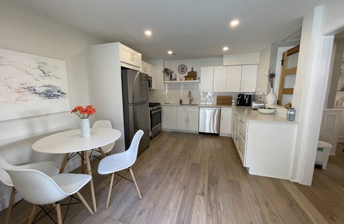 West Vancouver House | Modern 2 bedroom with Ocean Views, Pool & Hot Tub in Great Location!
