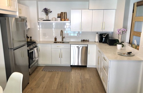 West Vancouver House | Modern 2 bedroom with Ocean Views, Pool & Hot Tub in Great Location!