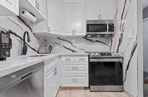 Beltline Apartment | Modern 2 bedroom next to Stampede, 17th w Parking
