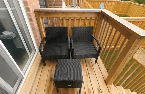 Alcona Apartment | Modern 2-Bedroom Smart Home with Free Parking, Laundry, Ping-Pong & Private Backyard - Steps to Shops & Restaurants, 6 Mins to Innisfil Beach Park - Perfect for Families & Couples!