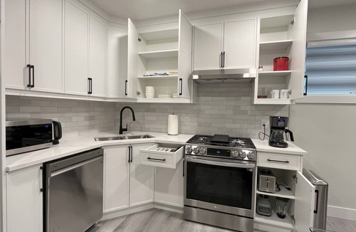 West Edmonton House | Modern 2 Bedroom Suite - 10 mins to WEM