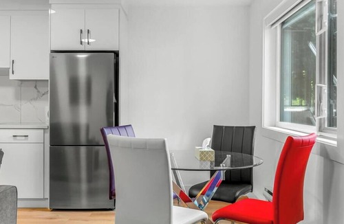 District of North Vancouver Condo | Modern 2-BR/Near Capilano Suspension Bridge