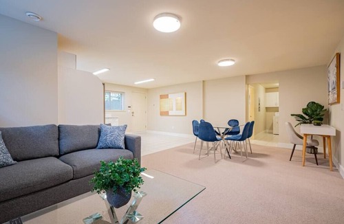 Lynn Valley House | Modern 2Bed Unit in Lynn Valley