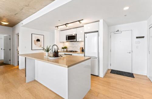 Gastown Apartment | Modern 2BR in Vancouver's Most Iconic Building Walk to Skytrain and Seawall