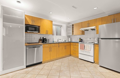 Dunbar House | Modern 2BR near UBC, 10 min to downtown, sleeps 6 with parking