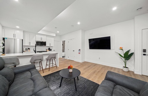 Killarney House | Modern 2BR Suite | Walk to Ctrain | Near Downtown