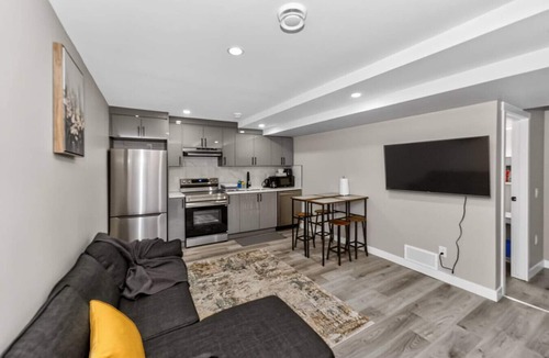 Highland Park House | Modern 2BR Vacation Rental | Private Entrance, Near Airport, Downtown, SAIT & UofC - 4326 – DN