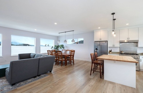 Cumberland House | Modern 3 Bedroom Home with Indoor Fireplace