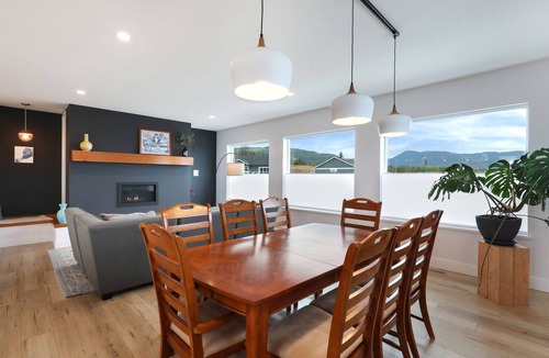 Cumberland House | Modern 3 Bedroom Home with Indoor Fireplace