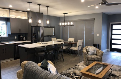 Okanagan-Similkameen House | Modern 3 bedroom luxury retreat! Wine bar, upper deck, lower patio!