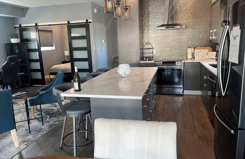 Okanagan-Similkameen House | Modern 3 bedroom luxury retreat! Wine bar, upper deck, lower patio!