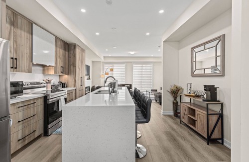 Oakville House | Modern 3-Story 4BR Townhome with Parking