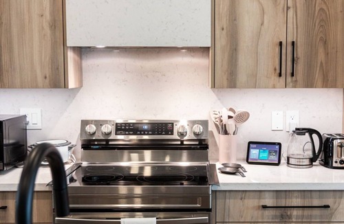 Oakville House | Modern 3-Story 4BR Townhome with Parking