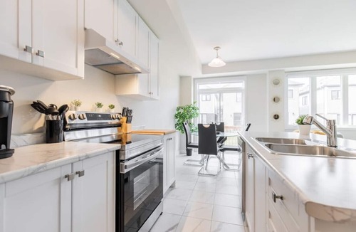 Thorold House | Modern 3BR, 15min to Falls/Attractions W/King Bed