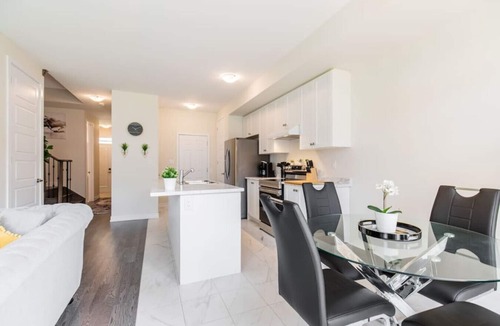 Thorold House | Modern 3BR, 15min to Falls/Attractions W/King Bed