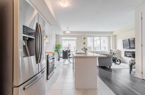 Thorold House | Modern 3BR, 15min to Falls/Attractions W/King Bed