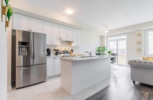 Thorold House | Modern 3BR, 15min to Falls/Attractions W/King Bed