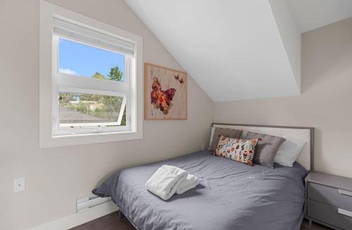 Riley Park-Little Mountain House | Modern 3BR Lane House Vancouver
