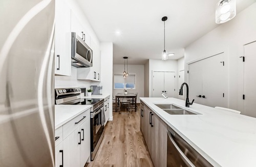 Highland Park House | Modern 3BR Townhome | Free Parking | Quartz Kitchen | Family-Friendly