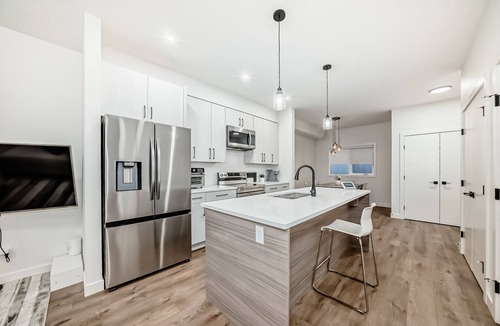 Highland Park House | Modern 3BR Townhome | Free Parking | Quartz Kitchen | Family-Friendly