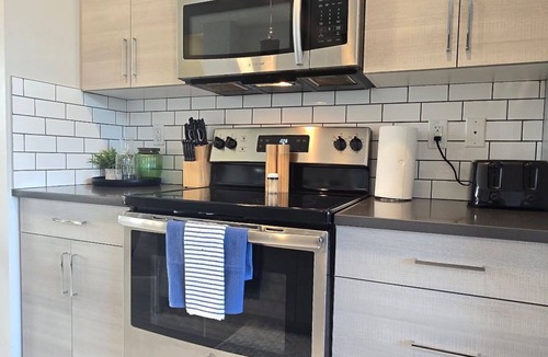 Lethbridge House | Modern 3BR Townhouse - Comfort & Convenience