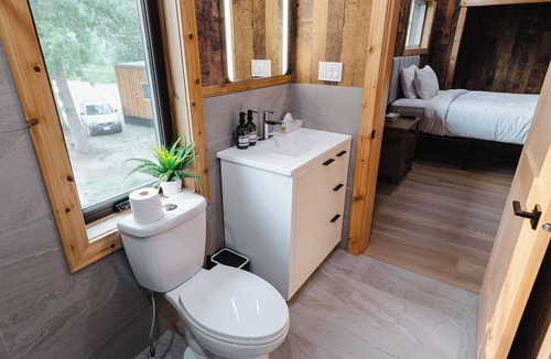 Revelstoke Hotel | Modern 4-Bedroom Luxury CT Lodge Experience