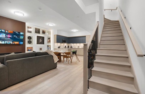Toronto Entertainment District Apartment | Modern 4BR Aparthotel Sleeps 11 DTWN