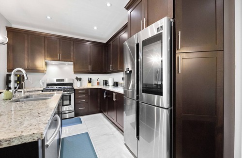 Brampton House | Modern 4BR Home Foosball Relaxing Family Retreat