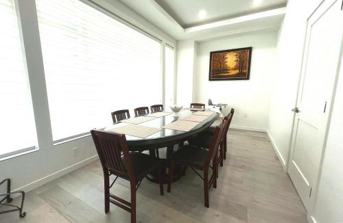 East Side House | Modern 6BR Home - Ideal for Quiet Family Holidays