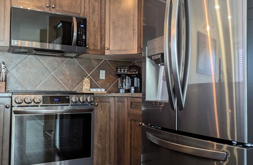 Radium Hot Springs Apartment | Modern and Bright 2BDR/2BR Condo with Mountain Views