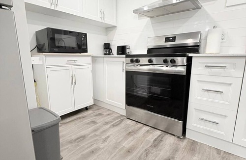 Churchill Meadows Apartment | Modern and cozy basement suite