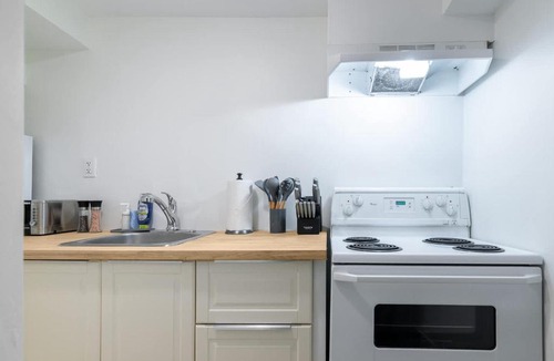 Trinity - Bellwoods Apartment | Modern Basement Suite Heart of Ossington