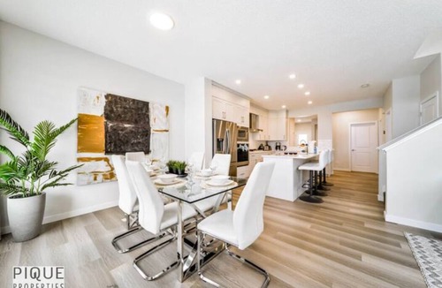 Southwest Edmonton House | Modern Bright - NEW Home - Fireplace - NETFLIX - Sleeps 10n