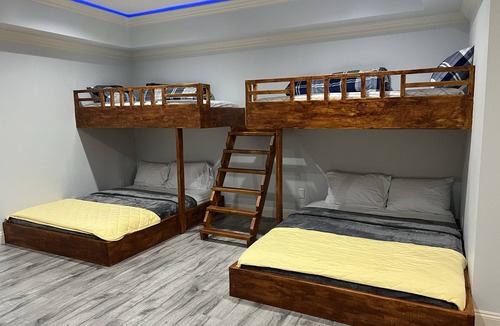 West Abbotsford House | Modern Clean Roomy family escape! up to 8 guests