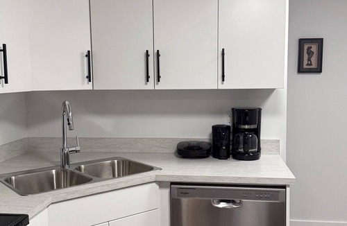 Regina House | Modern & Cozy 1BR | Parking, WiFi + Self Check-in