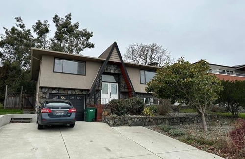 Saanich East Apartment | Modern Cozy Home | Free Parking | Close to Downtown & Beach