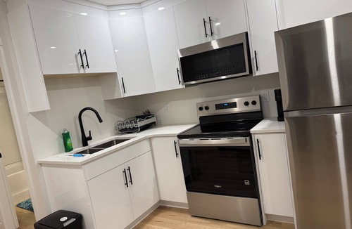 Regina Apartment | Modern Cozy Suite | Smart TV | Washer & Dryer