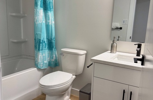 Regina Apartment | Modern Cozy Suite | Smart TV | Washer & Dryer
