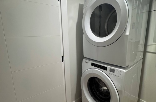 Regina Apartment | Modern Cozy Suite | Smart TV | Washer & Dryer