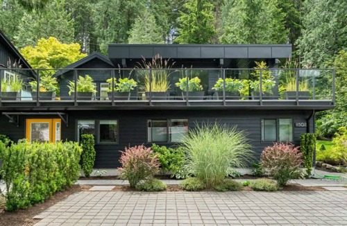 Deep Cove House | Modern Deep Cove - sleek design, peaceful vibes, in your own slice of paradise.
