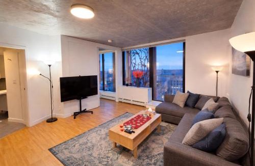 Gastown Apartment | Modern Downtown Apartment with Million City Views