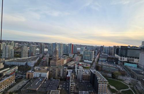 Gastown Apartment | Modern Downtown Apartment with Million City Views